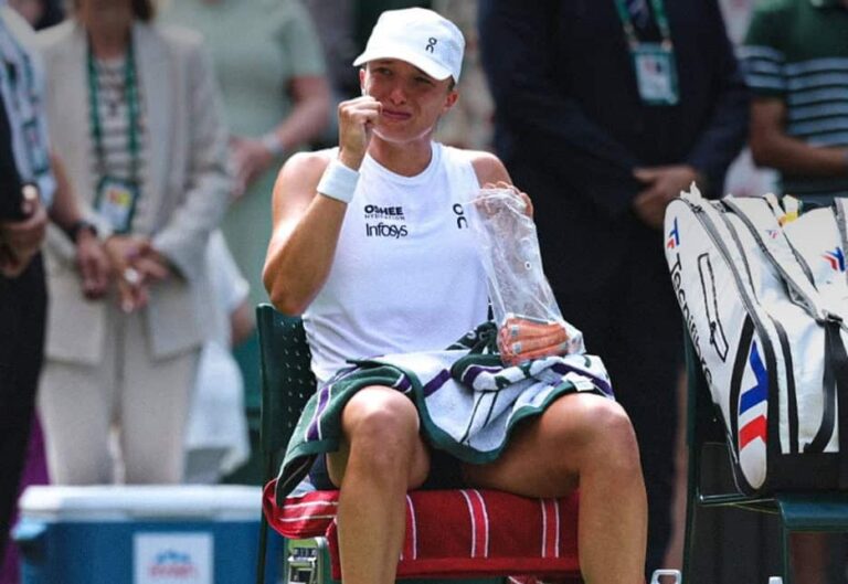 Łzy po meczu pokazały dobitnie, jak duży ciężar spadł z serca Igi Świątek. Fot. Wimbledon