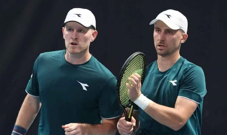 Luke Johnson i Jan Zieliński na ćwierćfinale zakończyli udział w turnieju w Londynie. Fot. Australian Open 2026