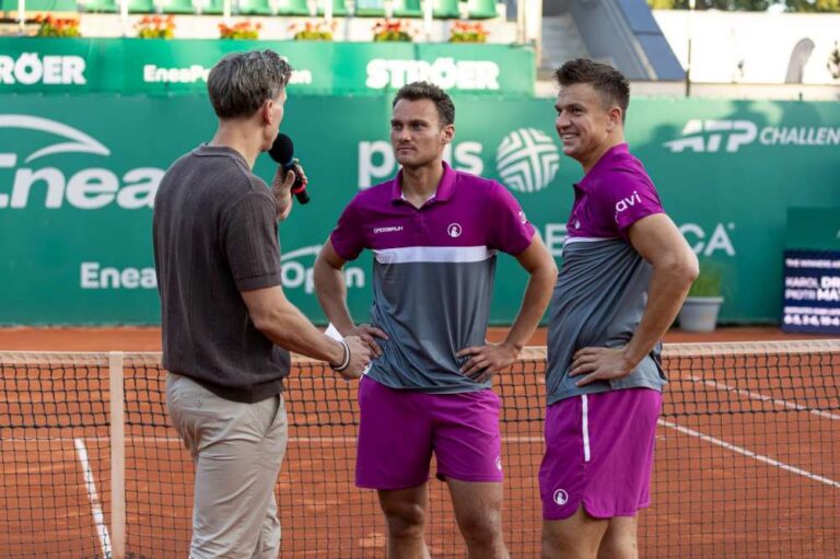 Piotr Matuszewski i Karol Drzewiecki awansowali do ćwierćfinału gry podwójnej Challengera ATP w Poznaniu. Na korcie w rozmowie z redaktorem Markiem Furjanem. Fot. Karolina Kiraga-Rychter