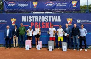 Finalistki i finaliści gry pojedynczej mistrzostw wraz z organizatorami wydarzenia. Fot. Marcin Stańczuk
