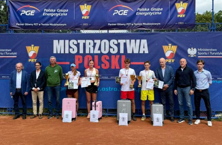 Finalistki i finaliści gry pojedynczej mistrzostw wraz z organizatorami wydarzenia. Fot. Marcin Stańczuk