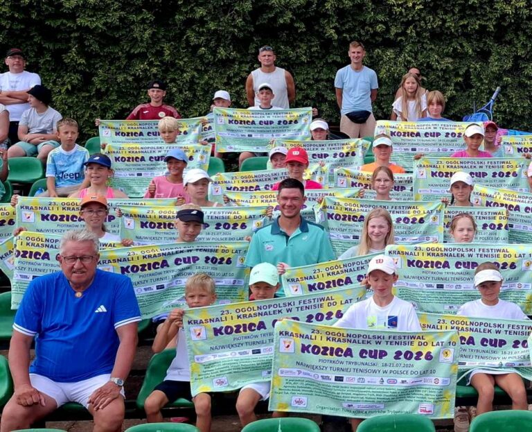 Uczestnicy Kozica Cup 2026 z okolicznościowymi banerami razem z Wiesławem Kozicą i Kamilem Majchrzakiem. Fot. Kozica Cup 2026