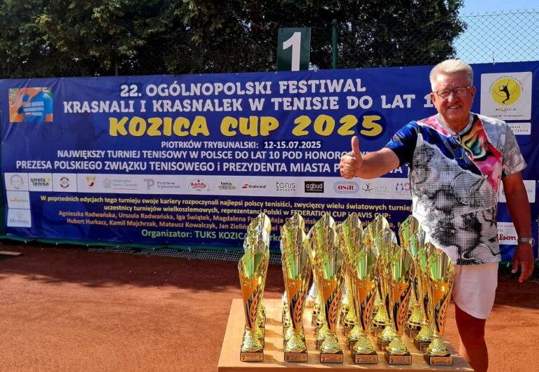 Tak prezentowały puchary podczas ubiegłorocznej edycji Kozica Cup. Z prawej stoi Wiesław Kozica. Fot. Kozica Cup 2025