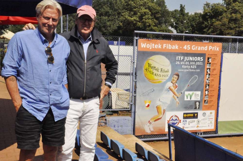 W 2021 roku na kortach przy Noskowskiego pojawiał się Bjoern Borg z rodziną. Na zdjęciu z Wojciechem Fibakiem. Fot. Grand Prix W. Fibaka 2021