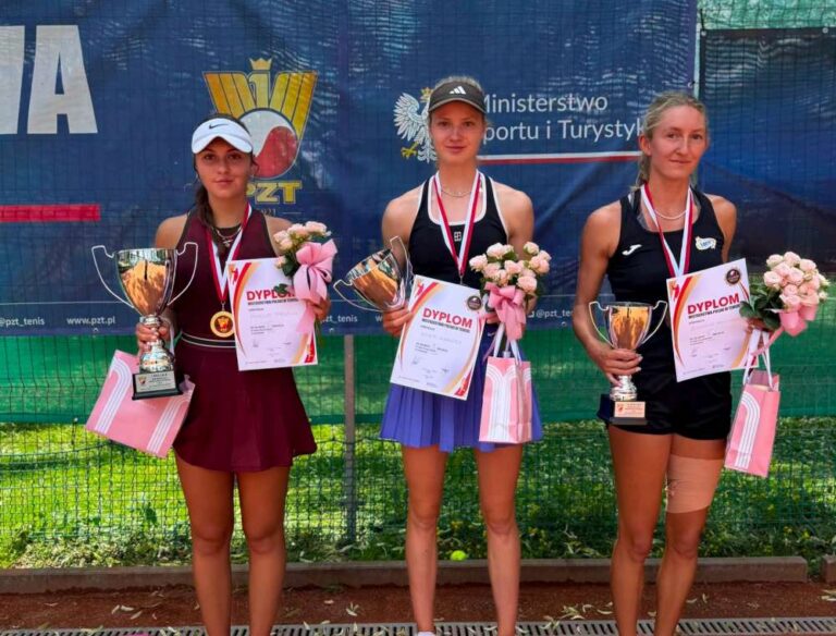 Medalistki mistrzostw Polski do lat 21 w grze pojedynczej. Od ;ejej stoją: Amelia Paszun Nika Hurkacz i Zuzanna Pawlikowska. Fot. PZT