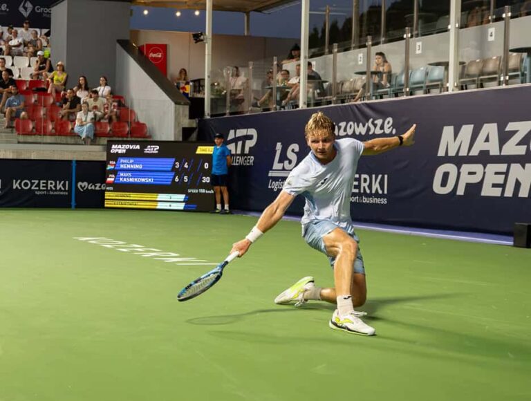 Maks Kaśnikowski w dobrym stylu zwyciężył w dwóch setach Philipa Henninga z RPA. Fot. Mazovia Open