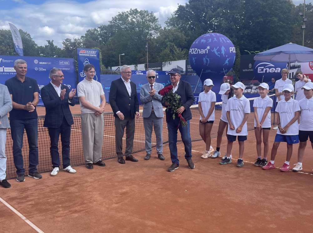 Był bukiet kwiatów i gromkie „Sto lat” dla pana Wojtka. Fot. TENIS MAGAZYN