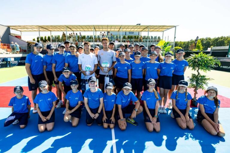 Finaliści gry pojedynczej wraz z dziewczynkami i chłopcami do podawania piłek. Fot. Mazovia Open 2026/Paweł Rychter