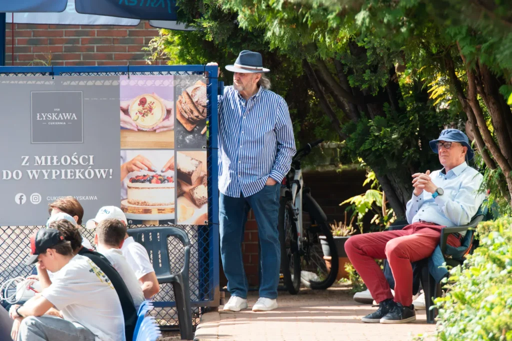 - Cieszę się, że tenis zyskuje coraz większą popularność, a sponsorzy doceniają nasz turniej - mówi Jacek Muzolf (na zdjęciu stoi). Fot. Astra Open 2026