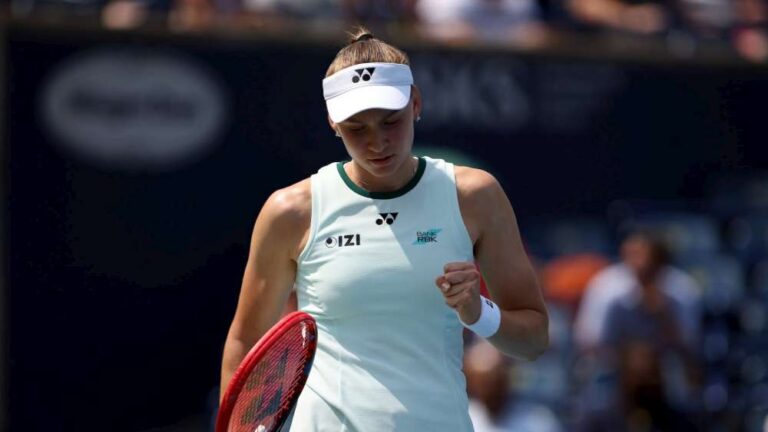 W zmaganiach kobiet w najbardziej zaciętym meczu Elena Rybakina pokonała Ludmilę Samsonową. Fot. National Bank Open/WTA Tour