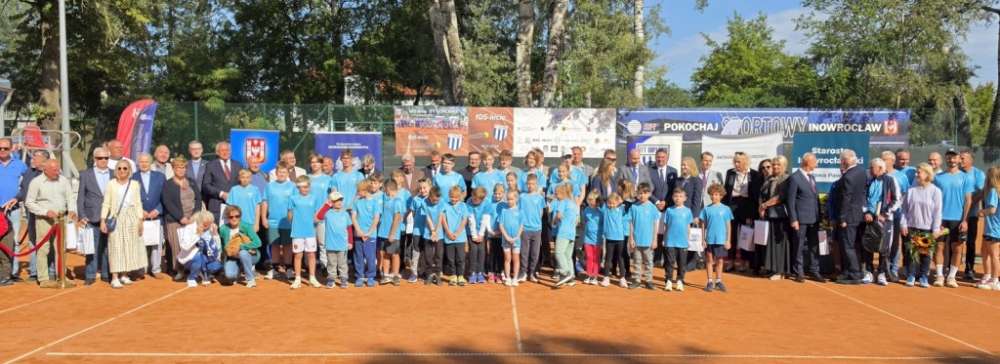 - Ponad wiek historii ITT Goplania to wspaniała kronika pasji, niezłomnego ducha sportowej rywalizacji oraz wychowania wielu pokoleń znakomitych tenisistów, którzy z dumą reprezentowali i reprezentują Inowrocław na arenie krajowej i międzynarodowej, a klub ten na stałe wpisał się w sportowe oraz społeczne dziedzictwo Inowrocławia – podkreśla Waldemar Pelowski, prezes Goplanii.Pierwsze mecze na kortach tenisowych w Inowrocławiu rozgrywano już na początku XX wieku. Swoje umiejętności mieli okazję zaprezentować tutaj utytułowani sportowcy, m.in. wicemistrzyni Wimbledonu Jadwiga Jędrzejowska, która wzięła udział w pierwszym powojennym turnieju zorganizowanym właśnie w Solankach.