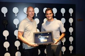 Alex Hill, szef koncernu AEG International, przekazał Rogerowi Federerowi klucze do jego nowego „pokoju” w The O2. Fot. Clive Brunskill / Getty Images / Laver Cup