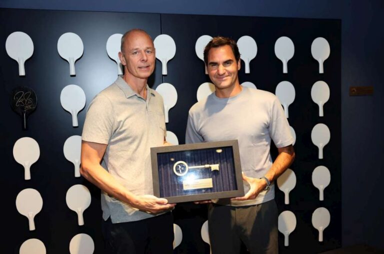 Alex Hill, szef koncernu AEG International, przekazał Rogerowi Federerowi klucze do jego nowego „pokoju” w The O2. Fot. Clive Brunskill / Getty Images / Laver Cup