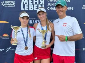 Barbara Kostecka, w IME osiągnęła półfinał razem z Martą Dudek. Z prawej trener Łukasz Kuboszek. Fot. Tennis Europe