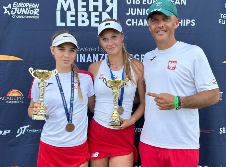 Barbara Kostecka, w IME osiągnęła półfinał razem z Martą Dudek. Z prawej trener Łukasz Kuboszek. Fot. Tennis Europe