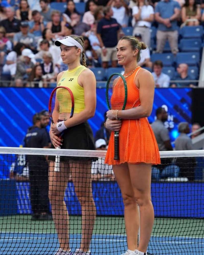 Elena Rybakina i Aryna Sabalenka przed rozpoczęciem meczu finałowego. Fot. US Open 2026