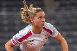 Maja Chwalińska, dziś jedna z najlepszych na świecie tenisistek, będzie podporą polskiej reprezentacji Kobiet w meczu ze Szwecją. Fot. Michał Jędrzejewski/PZT